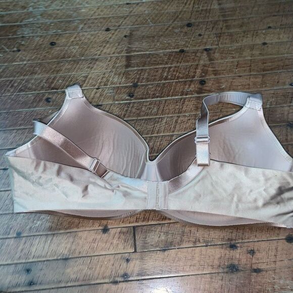 Soma satiny nude Enhancing Shape Wireless 40B bra - Picture 2 of 3